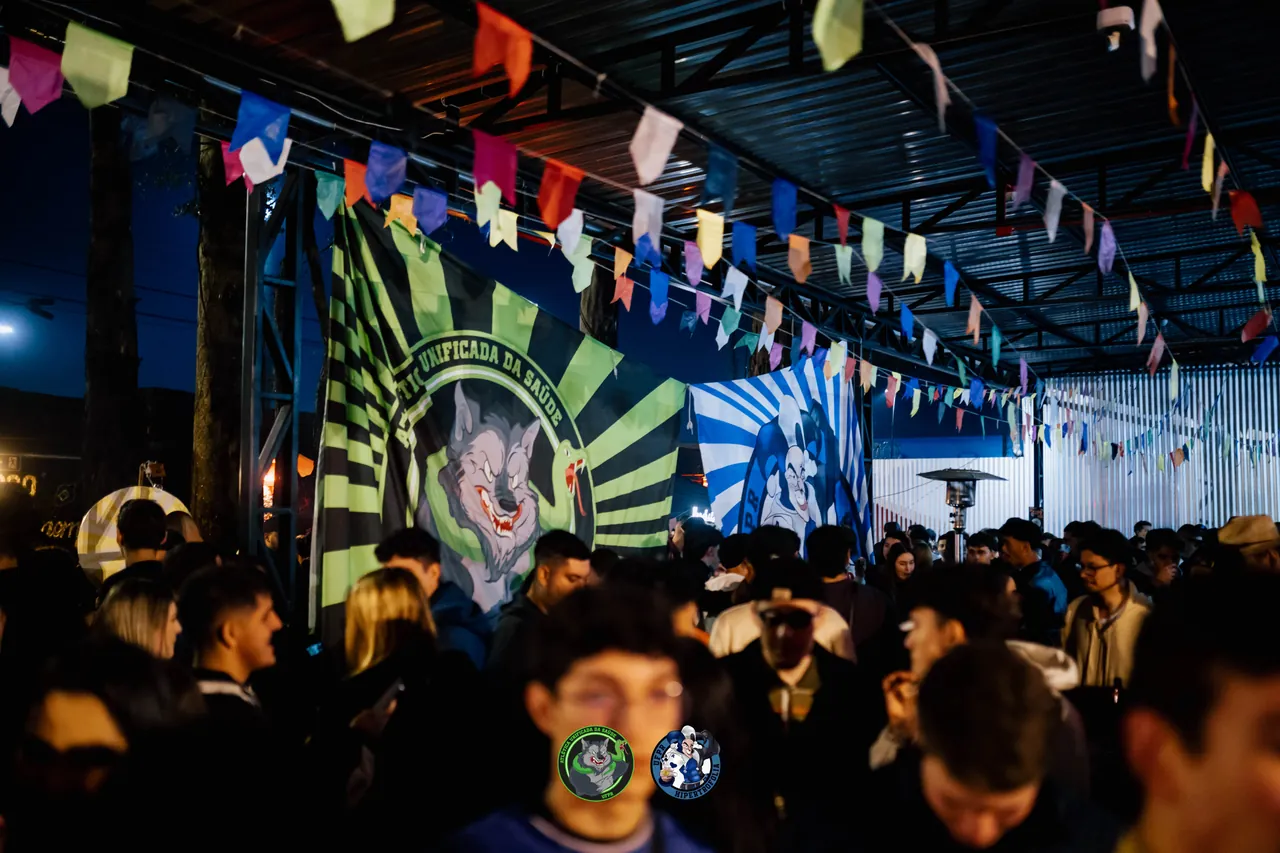 Galera lotando o arraiá da atlética decorado com bandeirinhas