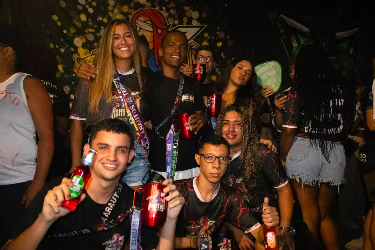 Galera da atlética reunida com copos personalizados em festa noturna