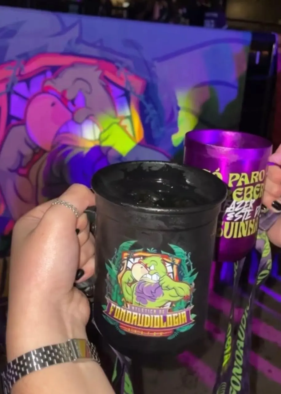 Brinde com canecas personalizadas em festa da atlética