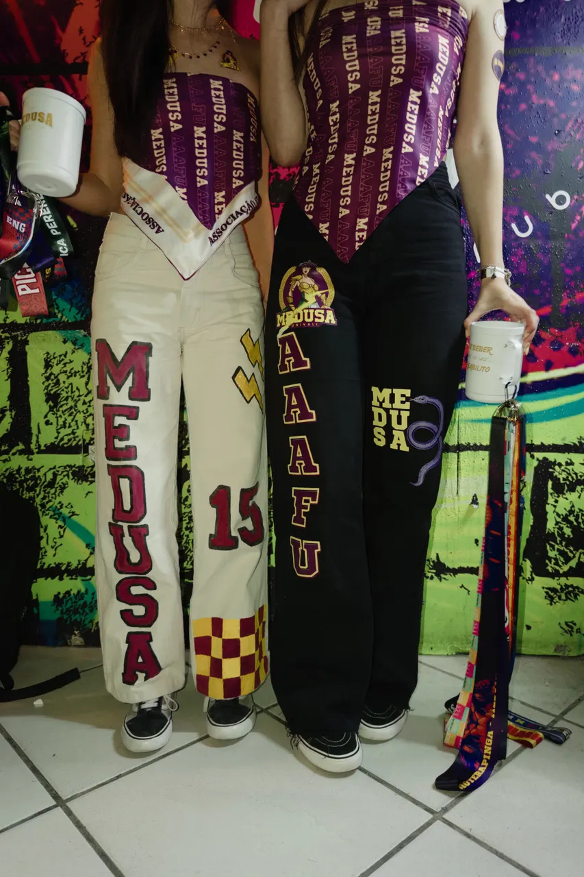 Roupas customizadas com o nome e as cores da atlética
