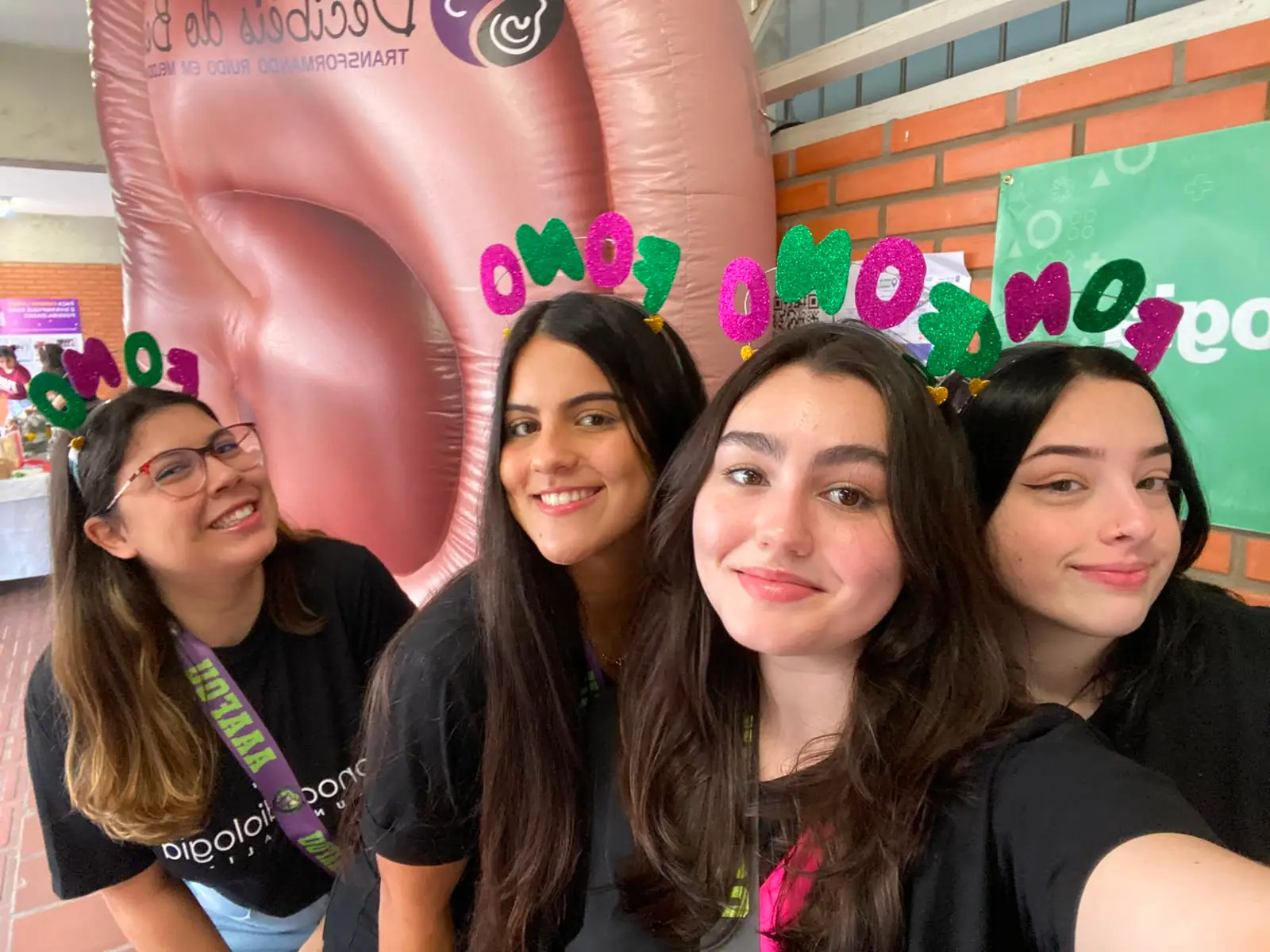 Estudantes com tiaras da atlética em ação de evento no campus