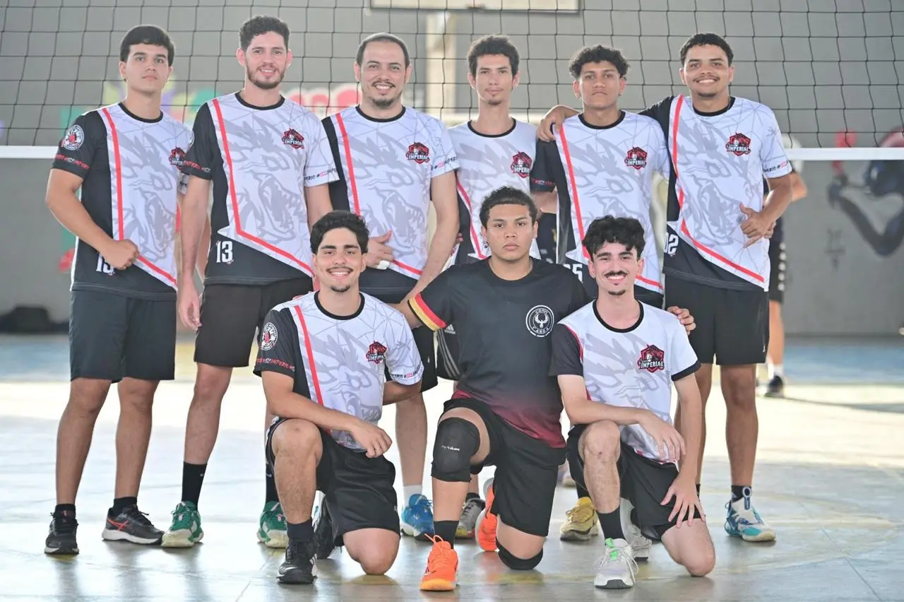 Time masculino de vôlei da atlética uniformizado antes do jogo